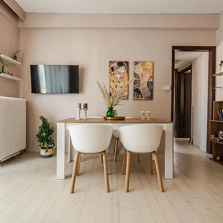 Cozy Seaside Penthouse With Sea & Mountain View. Apartamento