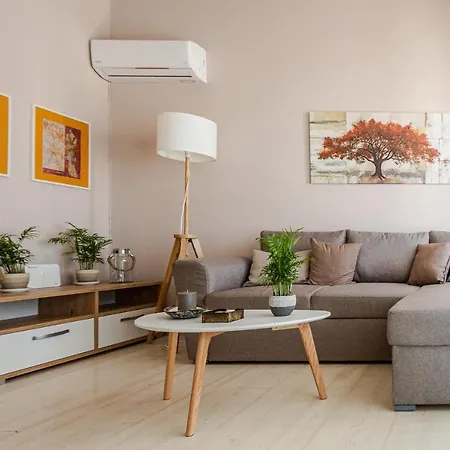 Cozy Seaside Penthouse With Sea & Mountain View. Apartamento *