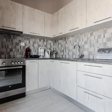 Cozy Seaside Penthouse With Sea & Mountain View.