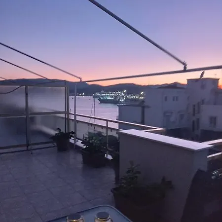 Cozy Seaside Penthouse With Sea & Mountain View. 아파트 볼로스