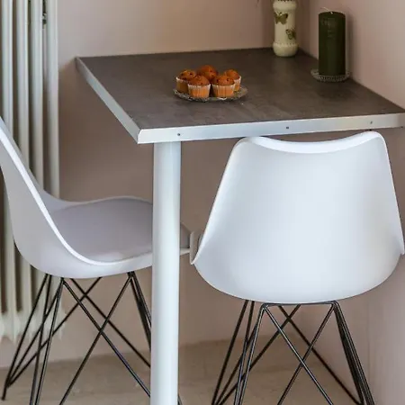 Cozy Seaside Penthouse With Sea & Mountain View. 아파트