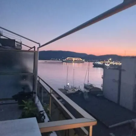 아파트 Cozy Seaside Penthouse With Sea & Mountain View. 볼로스